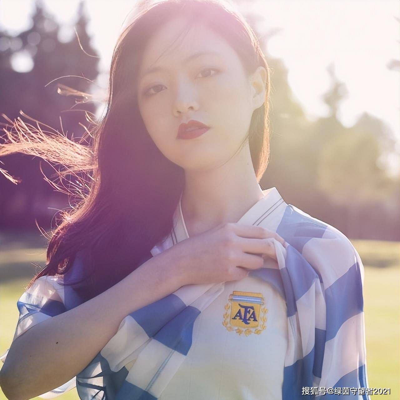该片是国产电影《误杀》的印度原版，因其缜密的悬疑推理和精巧的反转叙事被奉为悬疑犯罪片经典，并被多国翻拍